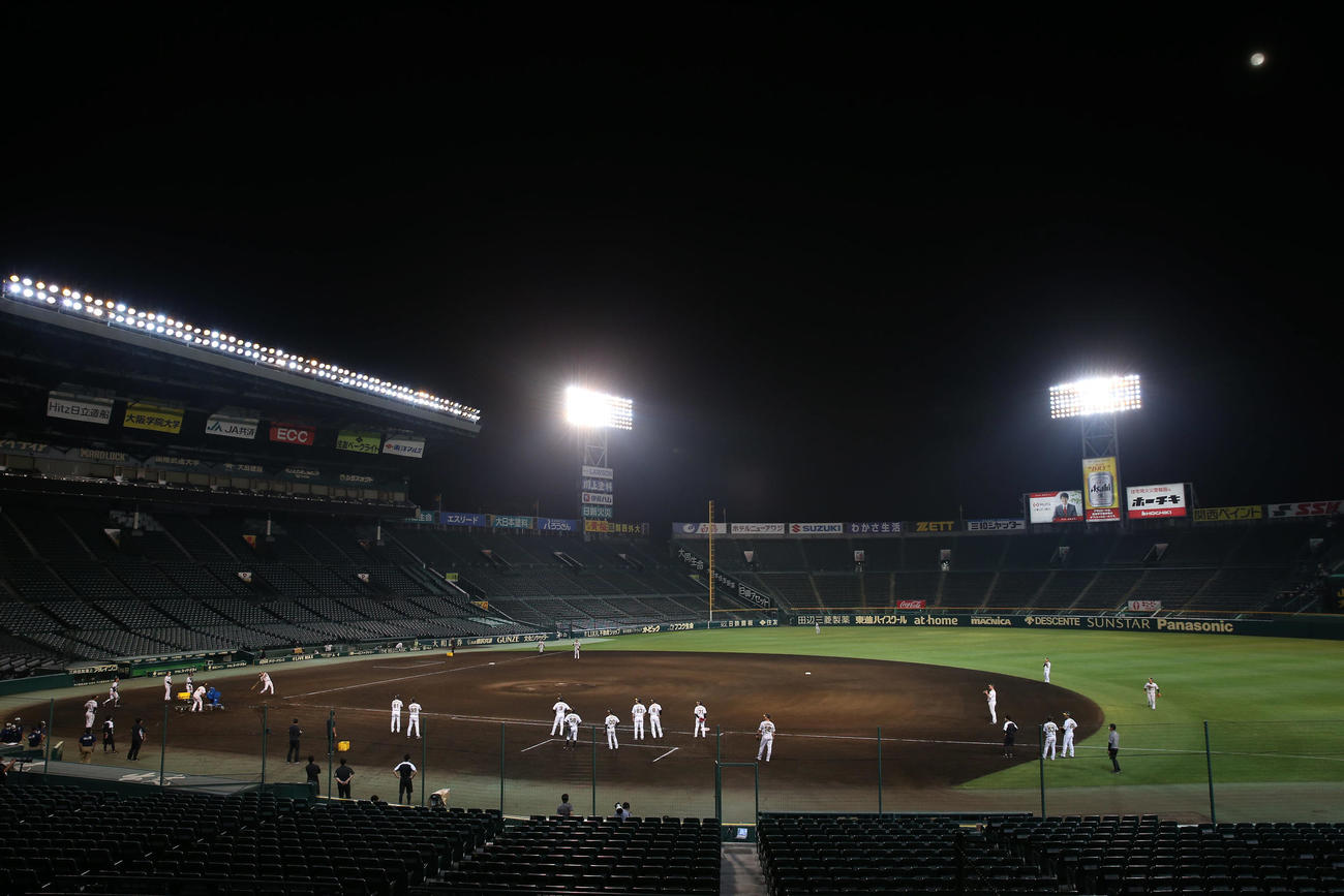 阪神対ソフトバンク　試合後、守備練習を行う阪神ナイン（撮影・前田充）