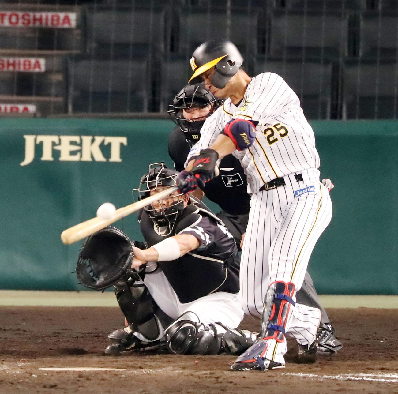 阪神対ソフトバンク　9回裏阪神2死二、三塁、江越は左前2点適時打を放つ（撮影・加藤哉）