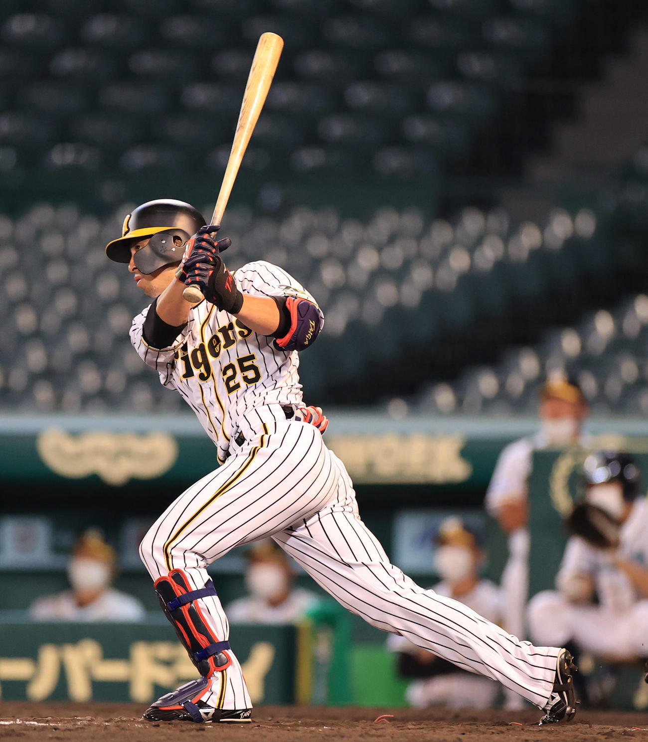 阪神対ソフトバンク　9回裏阪神2死二、三塁、江越は左前2点適時打を放つ（撮影・清水貴仁）