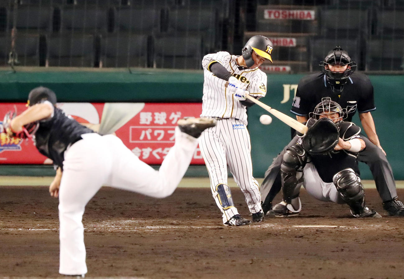 阪神対ソフトバンク　9回裏阪神無死、近本は右前打を放つ（撮影・加藤哉）