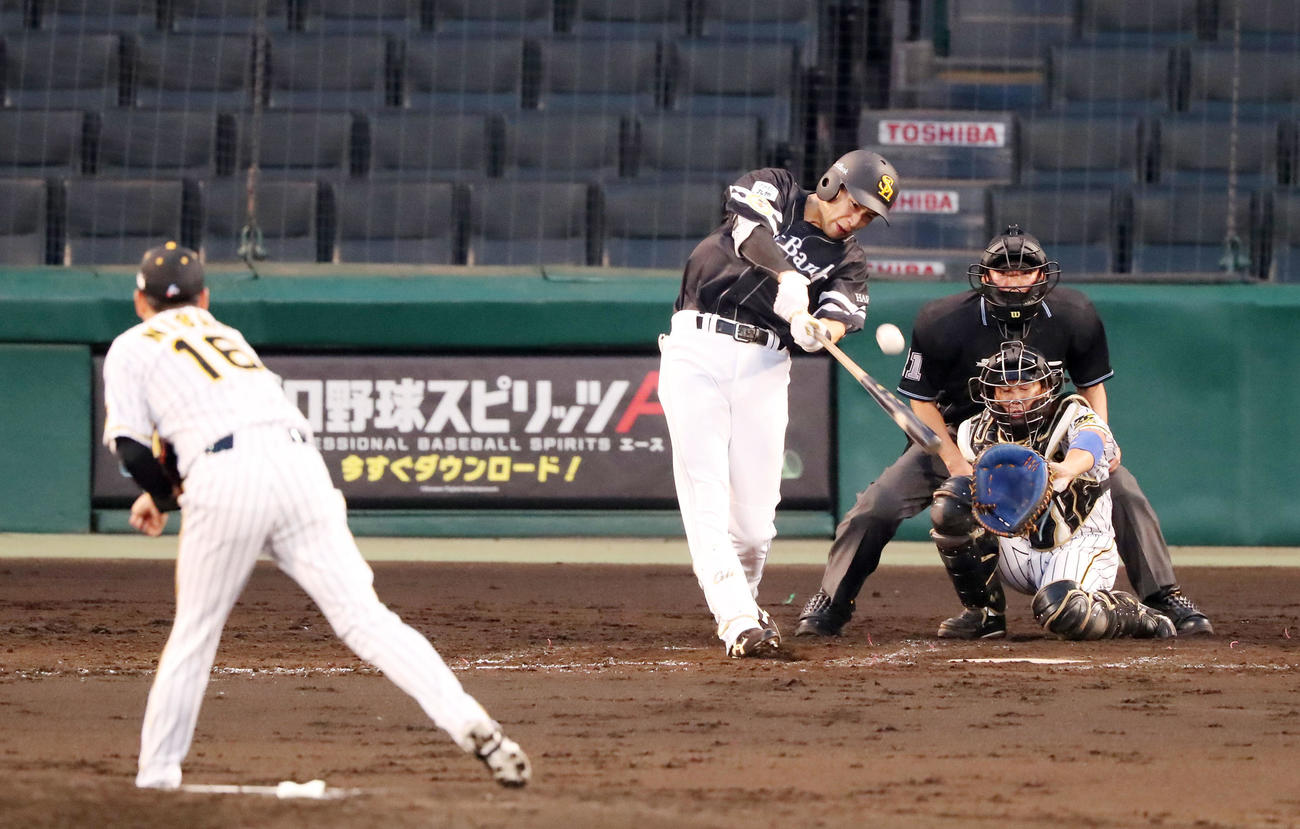 阪神対ソフトバンク　4回表ソフトバンク無死、柳田は右中間越えに本塁打を放つ（撮影・加藤哉）
