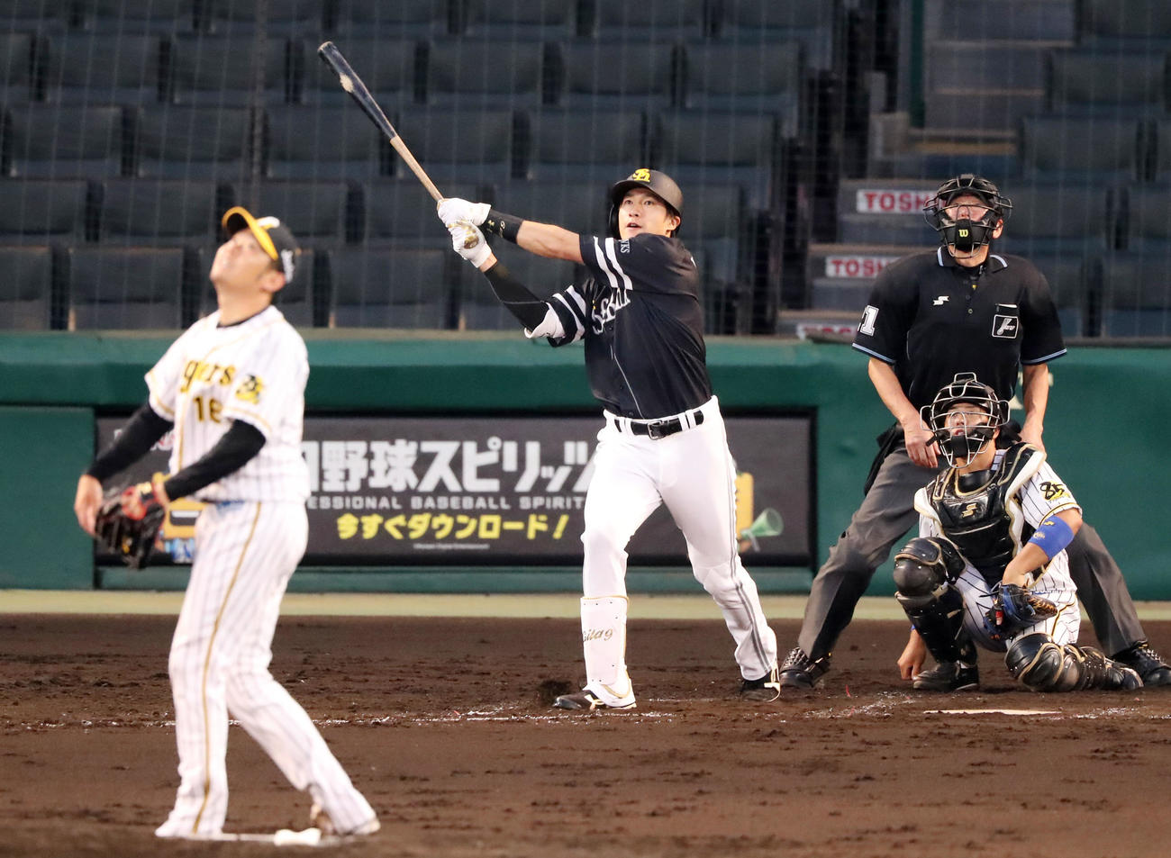 阪神対ソフトバンク　4回表ソフトバンク無死、柳田は右中間越えに本塁打を放つ（撮影・加藤哉）