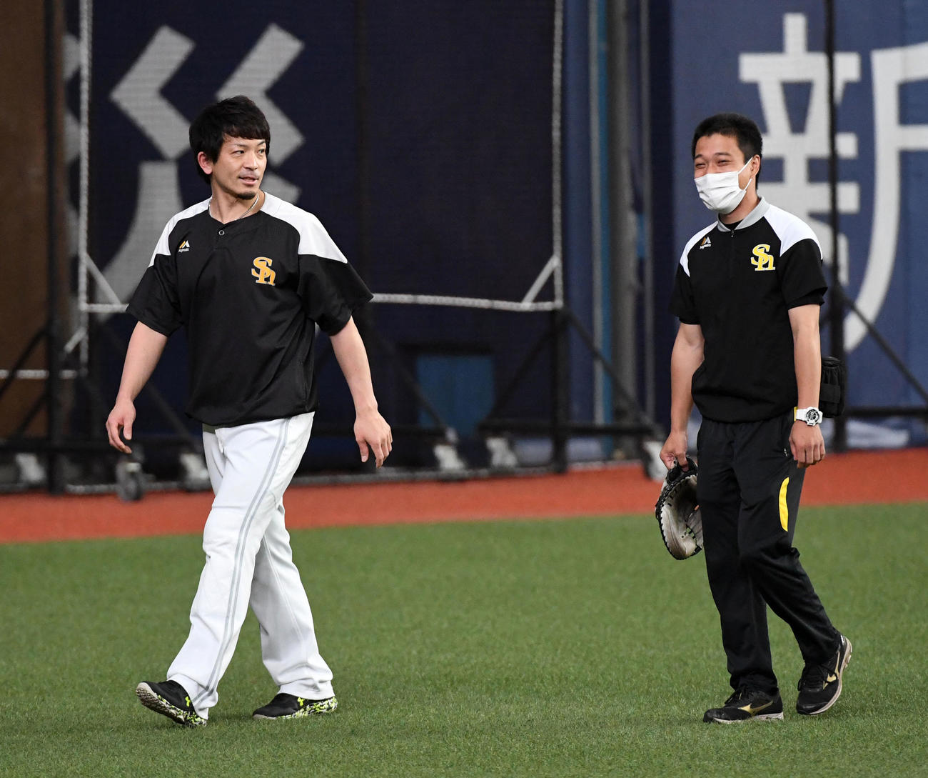 頭部死球を受けた松田宣は翌3日の試合前に外野を歩く
