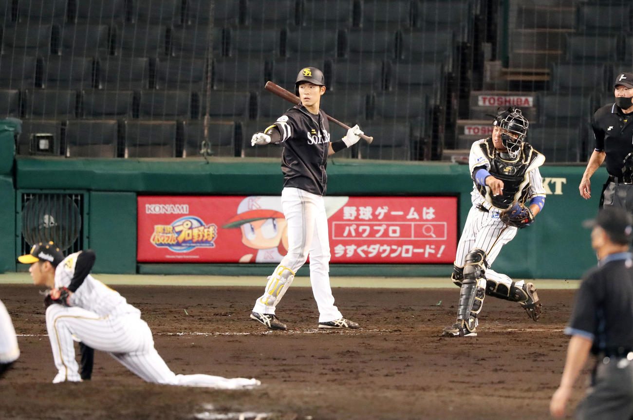 阪神対ソフトバンク　5回表ソフトバンク1死一塁、打者上林の時、梅野は一走三森を刺す（撮影・加藤哉）