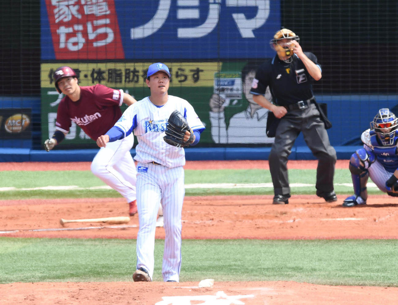 3日、楽天島内に2点適時二塁打を許す上茶谷（撮影・山崎安昭）