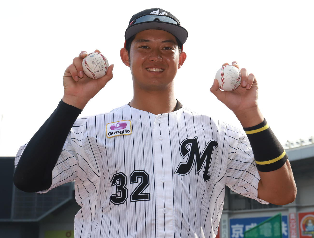 5日のロッテ対楽天　試合後、この日2本塁打のロッテ佐藤は打球を手に笑顔で写真に納まる（撮影・垰建太）