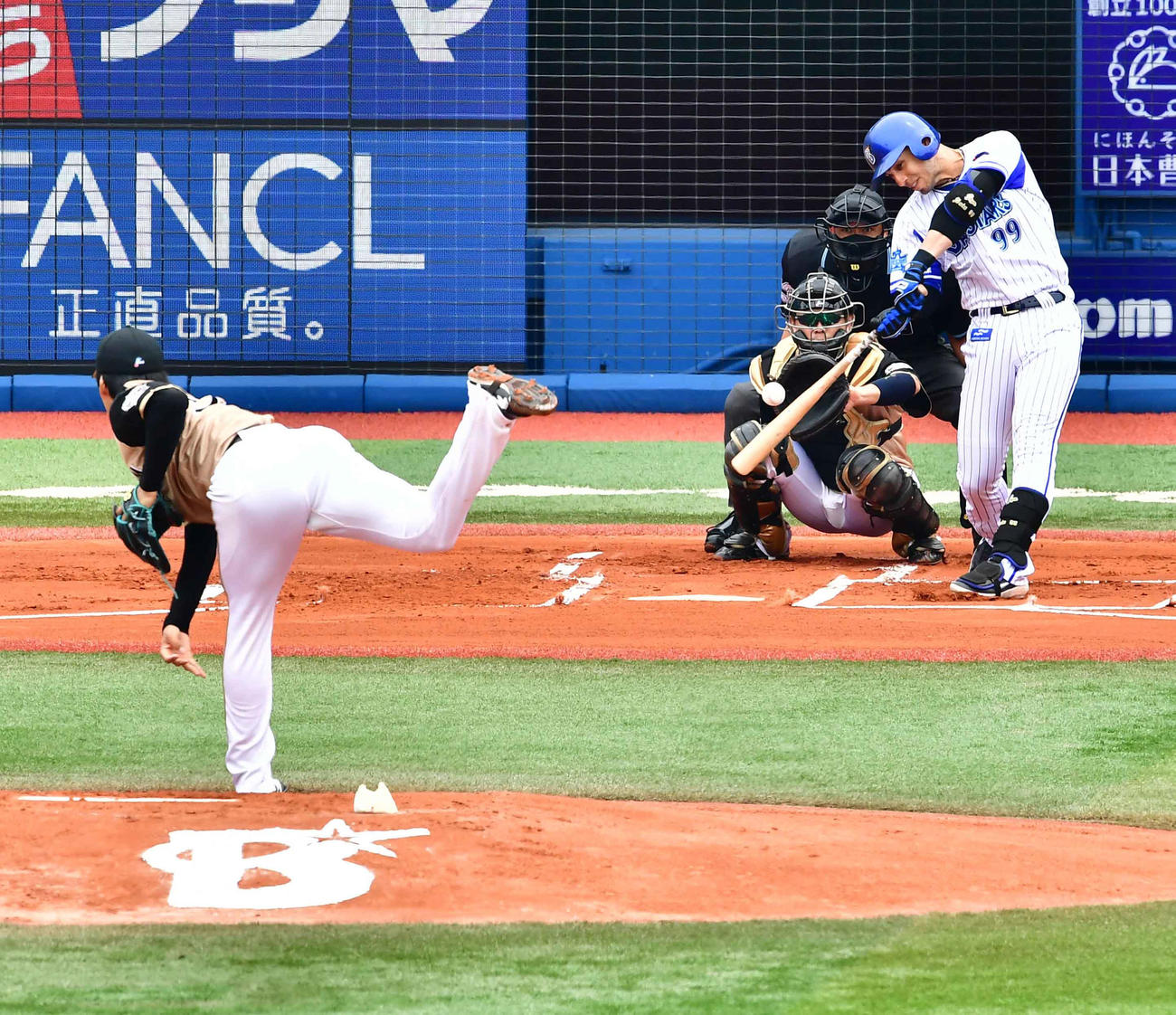 DeNA対日本ハム　1回表DeNA無死一塁、ソトは日本ハム先発の杉浦（左）から左越えに先制2点本塁打を放つ（撮影・小沢裕）