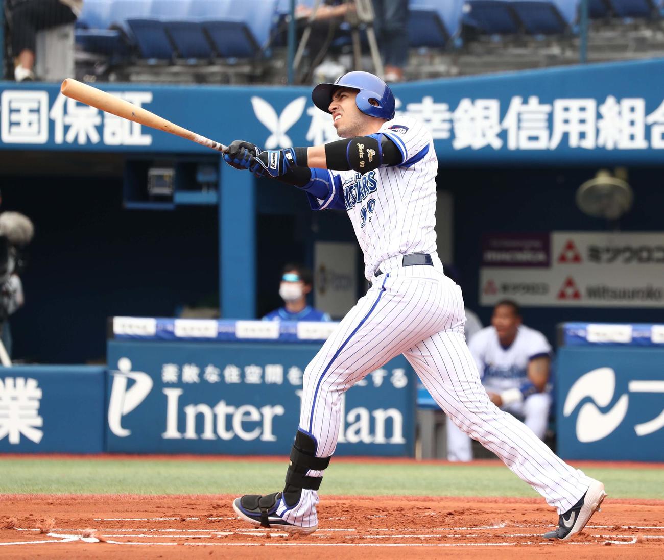 DeNA対日本ハム　1回表DeNA無死一塁、左越え2点本塁打を放つソト（撮影・黒川智章）