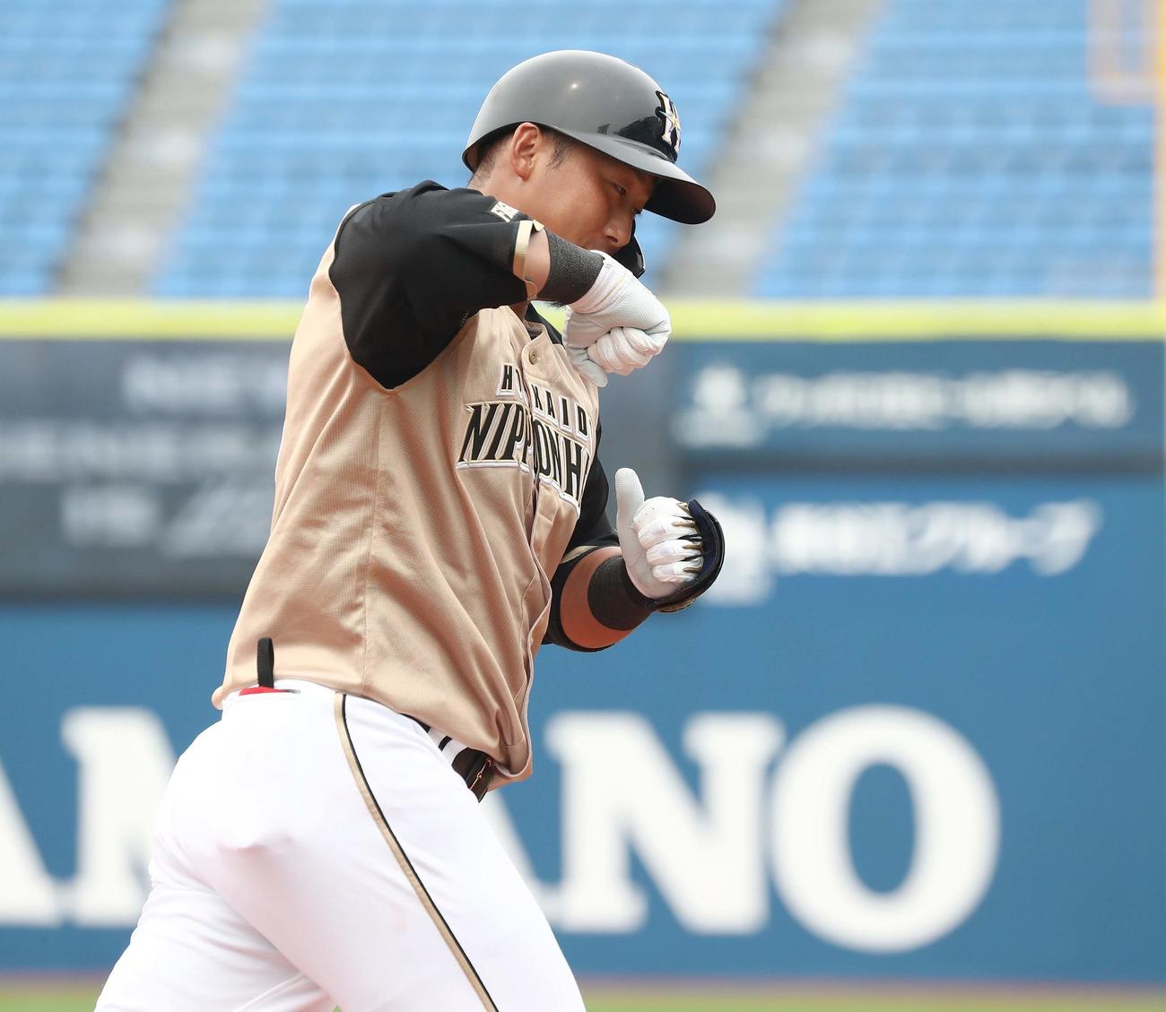 DeNA対日本ハム　1回裏、2点本塁打を放ちポーズをとる中田（撮影・黒川智章）