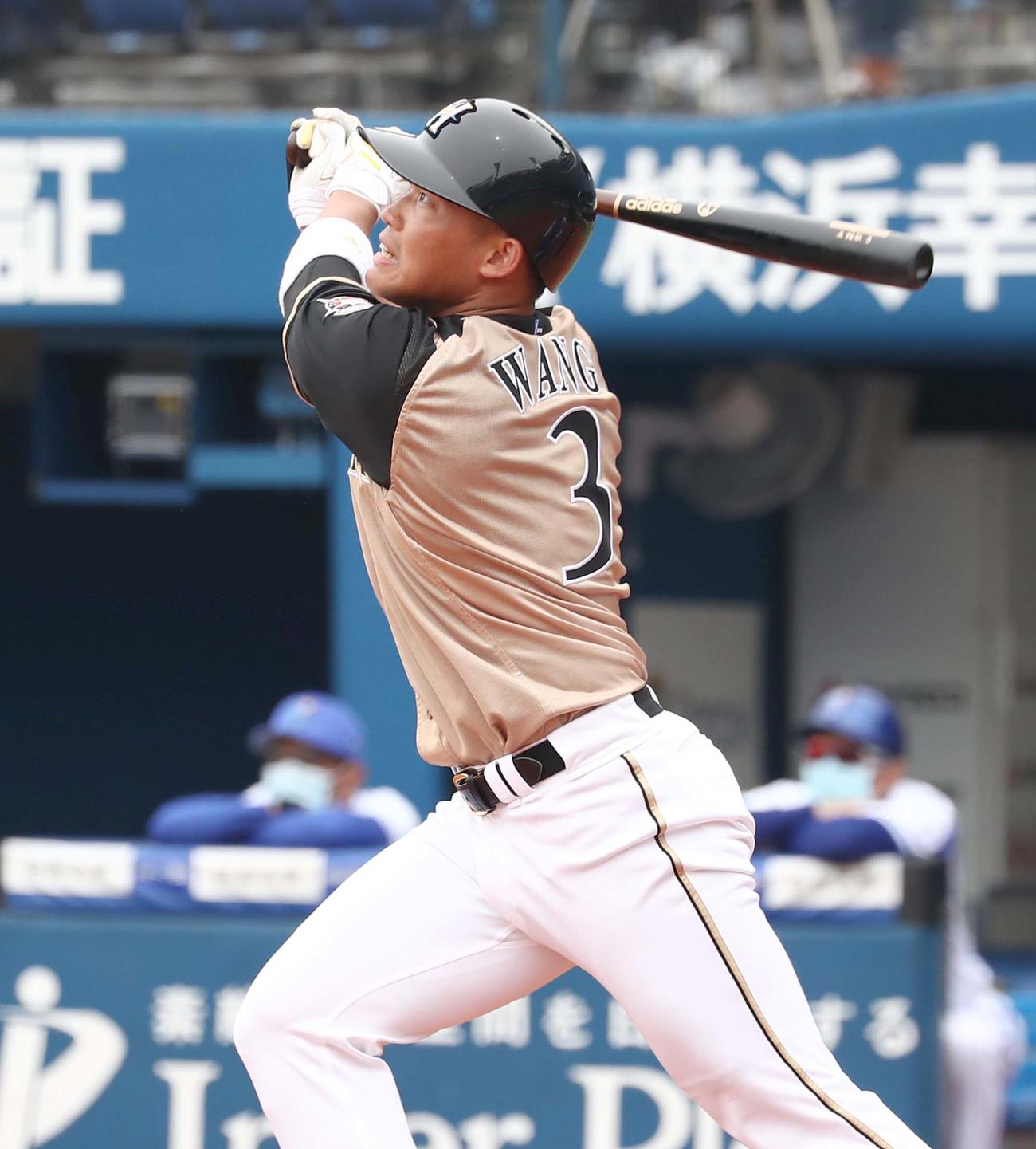 DeNA対日本ハム　4回裏日本ハム無死、右中間に本塁打を放つ王柏融（撮影・黒川智章）