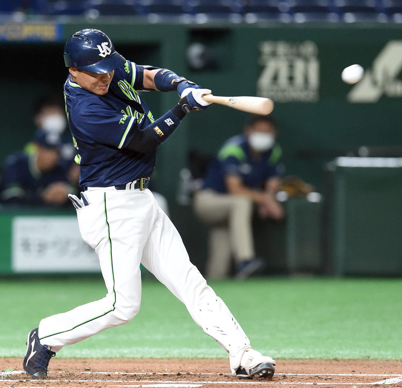 巨人対ヤクルト　2回表ヤクルト2死一、二塁、中前適時打を放つ中村（撮影・たえ見朱実）