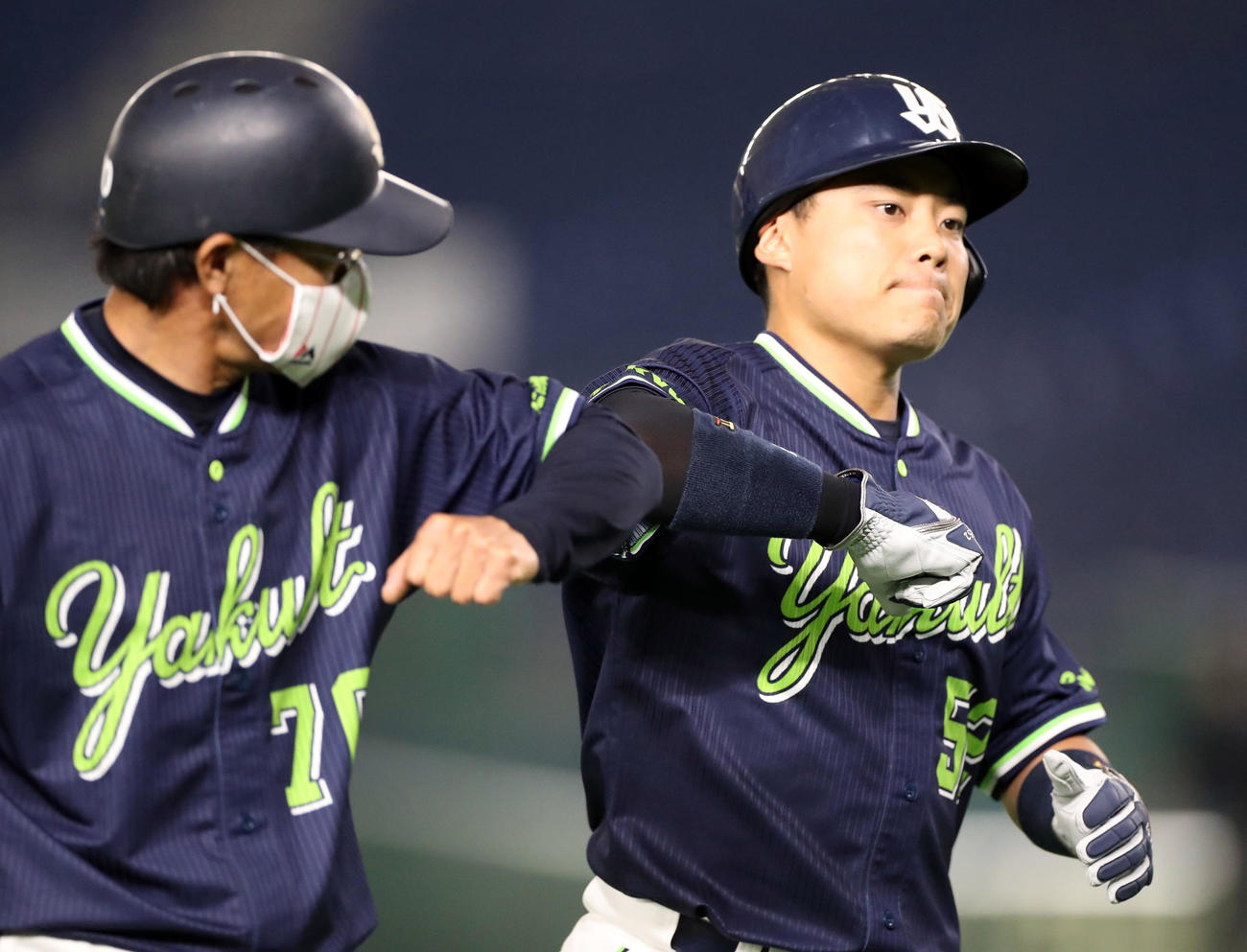 練習試合巨人対ヤクルト　2回表を終え、この回に先制打を放った中村（右）は河田コーチとひじタッチする（撮影・狩俣裕三）