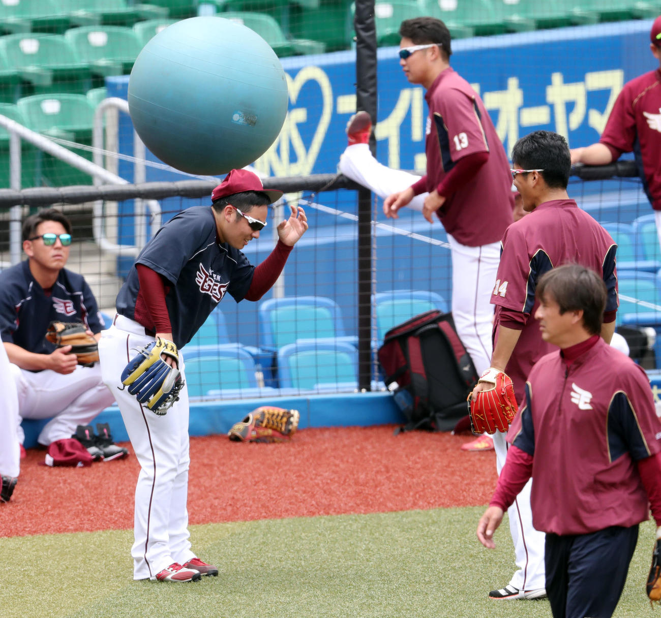 ロッテ対楽天　試合前練習、楽天松井（左）は飛んできたバランスボールをよける。右は則本（撮影・垰建太）