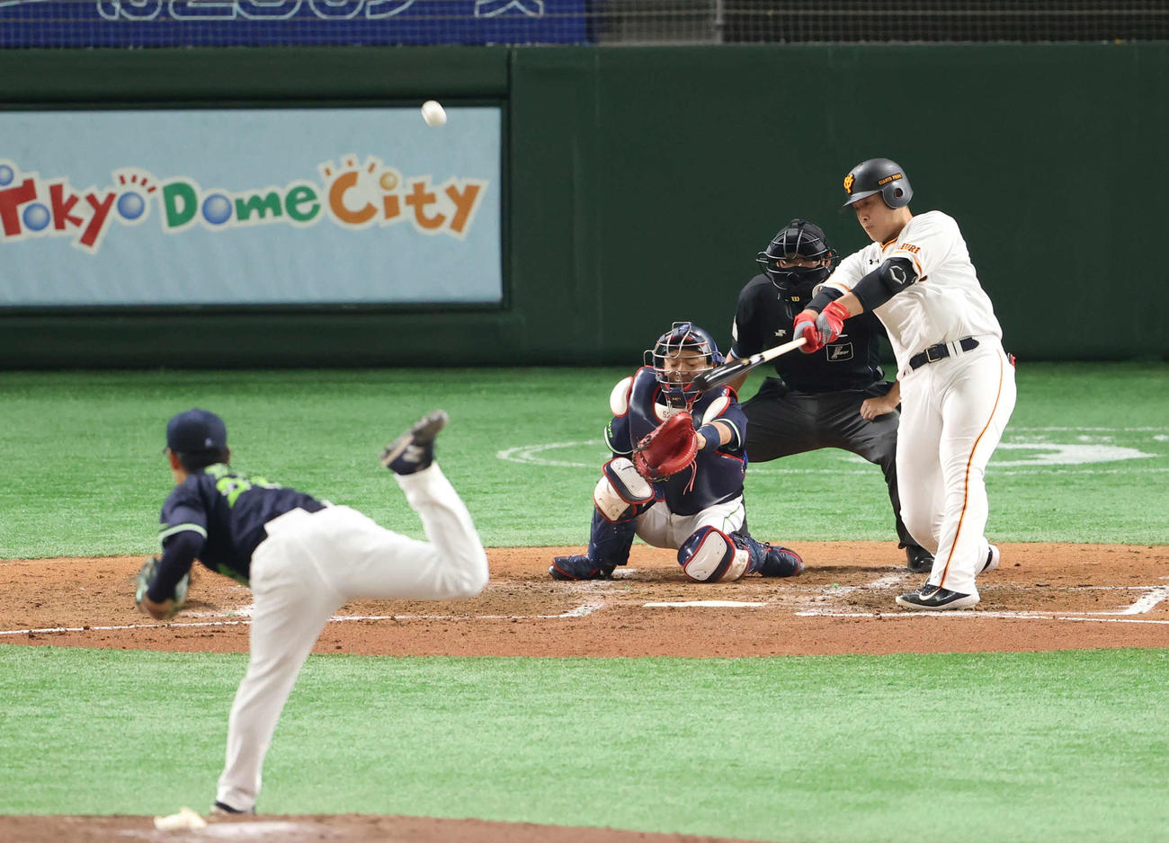巨人対ヤクルト　3回裏巨人2死一、二塁、右越え3点本塁打を放つ岡本。投手小川（撮影・河野匠）