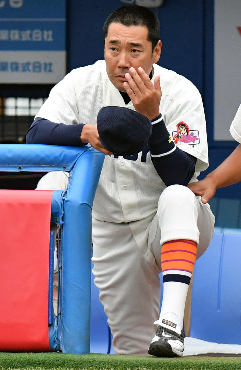 18年の全日本大学野球選手権でベンチから戦況を見守る東北福祉大・大塚監督（2018年6月16日撮影）