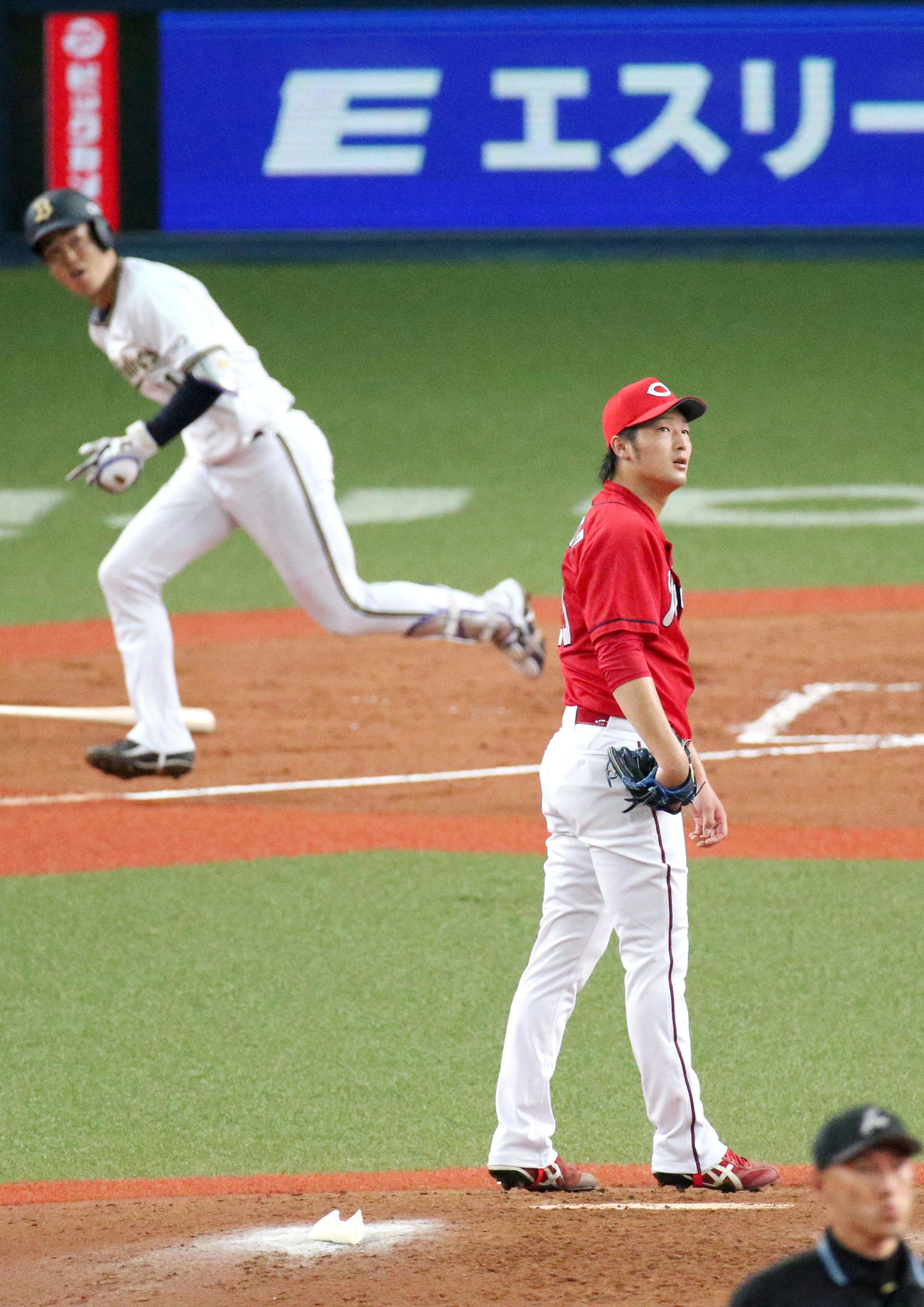 練習試合・オリックス対広島　2回裏オリックス無死一塁、床田（中央）は太田に左越え2点本塁打を浴びる（撮影・上山淳一）