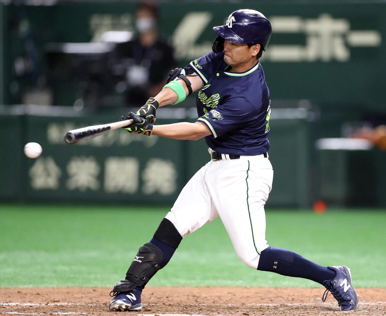 練習試合巨人対ヤクルト　5回表ヤクルト1死一、二塁、適時二塁打を放つ青木（撮影・狩俣裕三）
