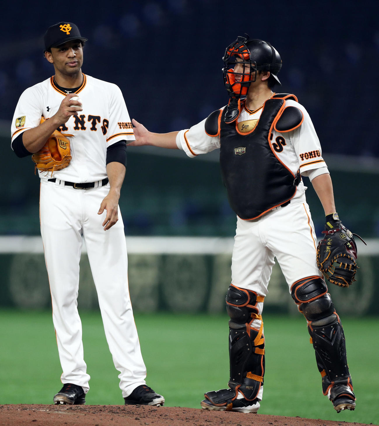 練習試合巨人対ヤクルト　2回表、マウンドでサンチェス（左）を励ます小林（撮影・狩俣裕三）