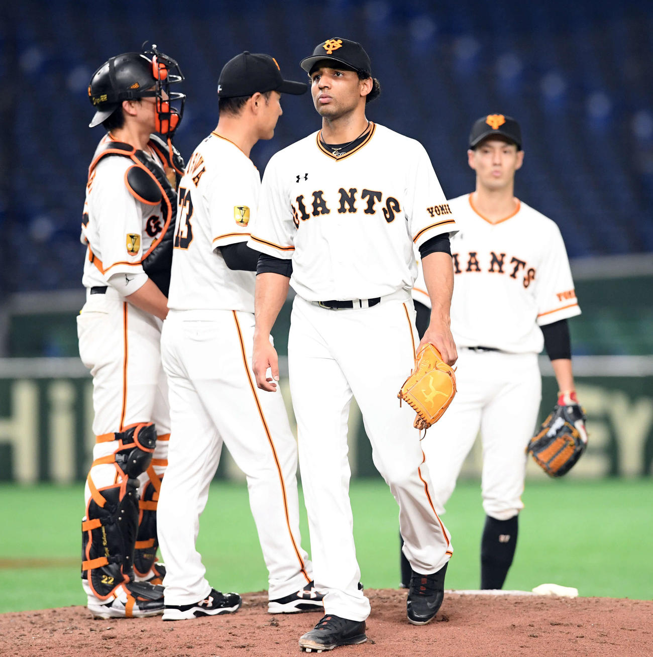 巨人対ヤクルト　4回表、マウンドを降りる巨人の先発サンチェス（撮影・たえ見朱実）