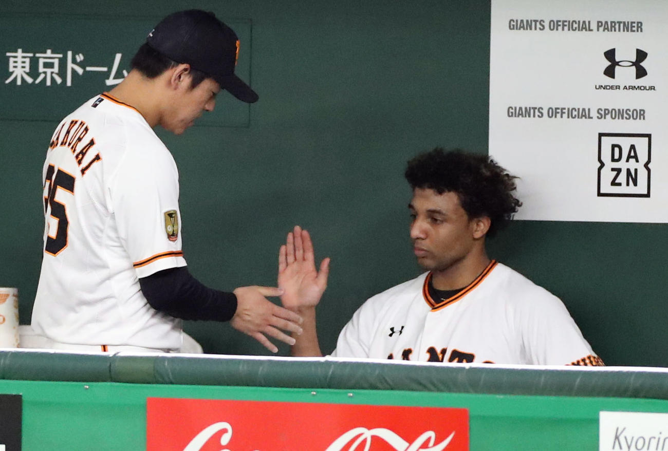 練習試合巨人対ヤクルト　5回表を終え、タッチを交わす桜井（左）とサンチェス（撮影・狩俣裕三）