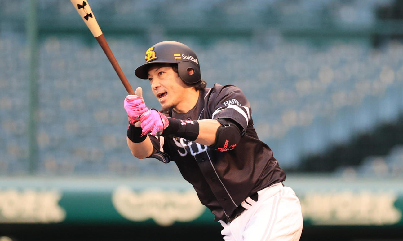練習試合阪神対ソフトバンク　1回表ソフトバンク1死満塁、左へ先制2点適時打を放つ松田宣浩（撮影・清水貴仁）