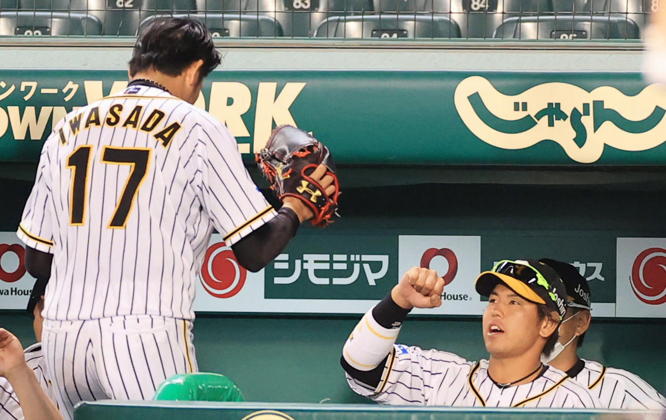 練習試合阪神対ソフトバンク　5回の守備を終えベンチに戻る岩貞祐太（左）、右は梅野隆太郎（撮影・清水貴仁）