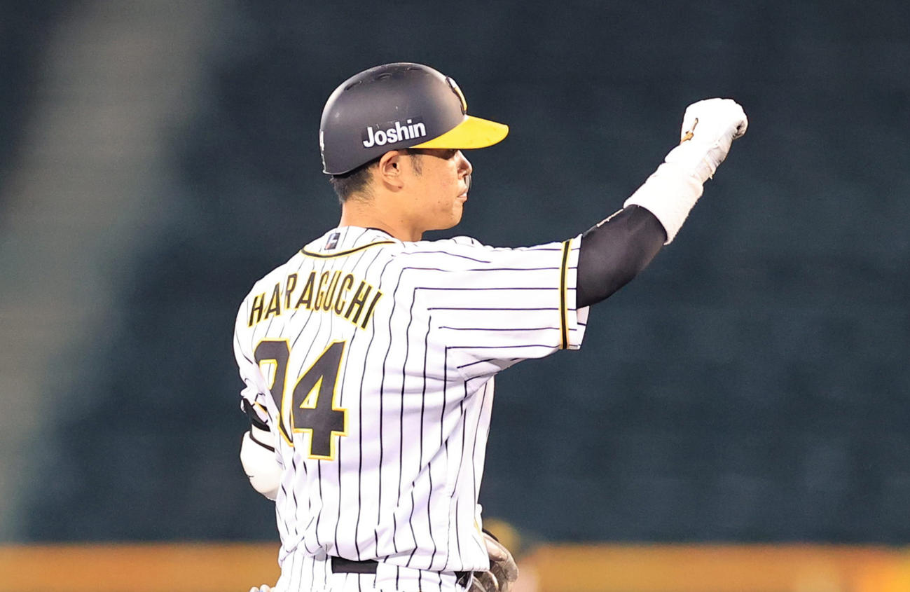 練習試合阪神対ソフトバンク　8回裏阪神無死一塁、左翼線へ適時二塁打を放つ原口文仁（撮影・清水貴仁）