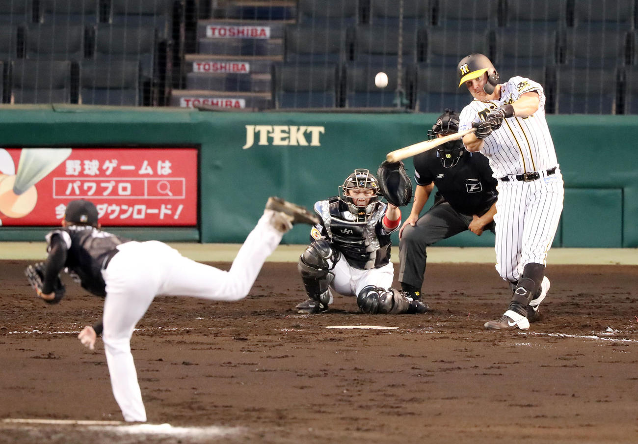 阪神対ソフトバンク　3回裏阪神無死、サンズは中越え本塁打を放つ（撮影・加藤哉）