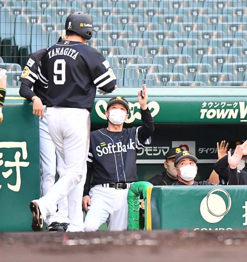 阪神対ソフトバンク 1回表ソフトバンク1死満塁、松田宣浩の左前先制2点適時打で生還した柳田悠岐(左)をベンチで出迎える工藤公康監督(右)(撮影・上田博志)