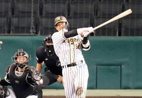 阪神対ソフトバンク 8回裏阪神無死一塁、原口は左線に適時二塁打を放つ(撮影・加藤哉)