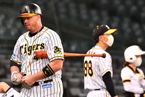 阪神対ソフトバンク 4回裏阪神2死一塁、三振に倒れるジャスティン・ボーア。右は矢野燿大監督(撮影・上田博志)