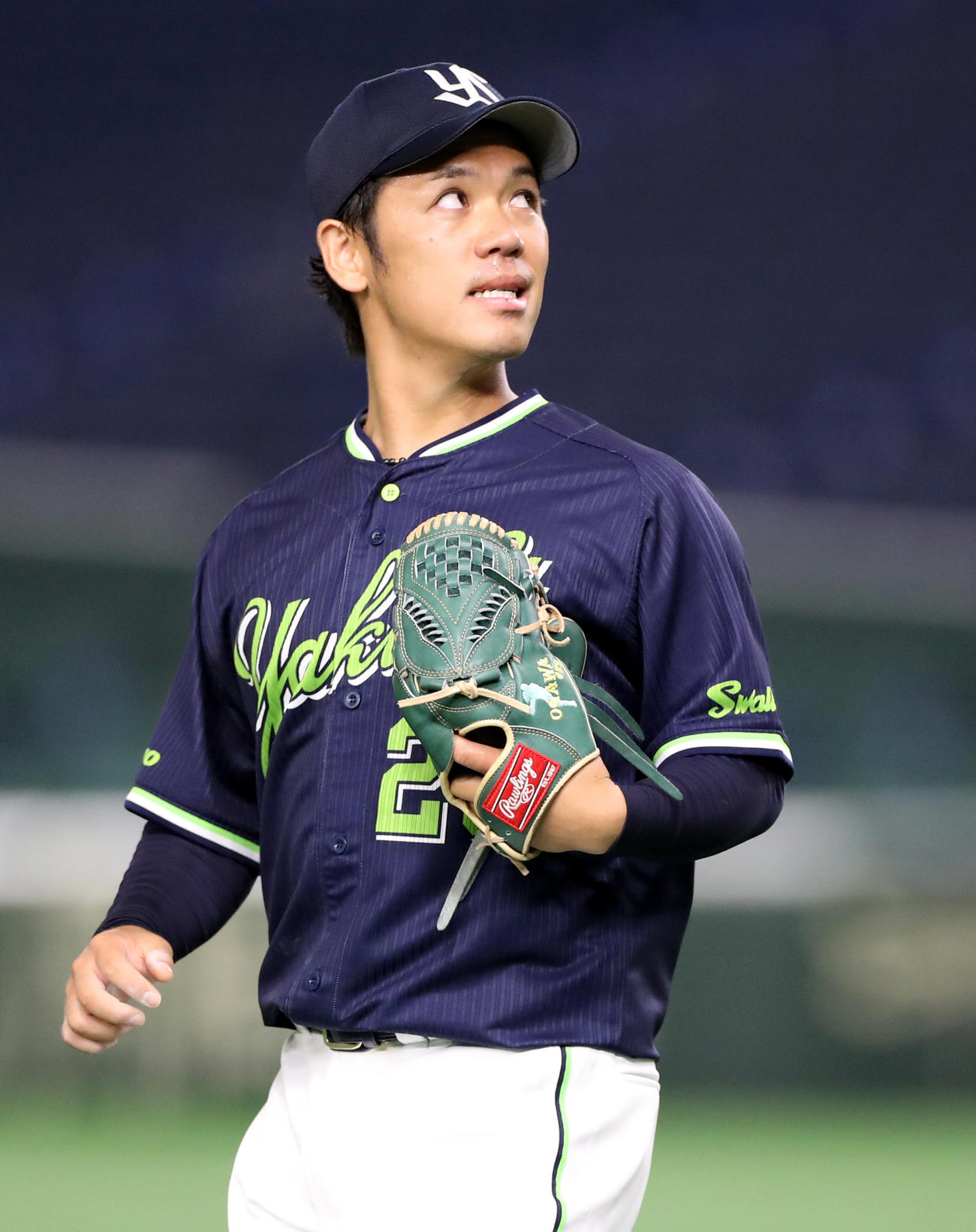 練習試合巨人対ヤクルト　3回裏巨人1死一塁、増田大に内野安打を打たれ、悔しがる小川（撮影・狩俣裕三）