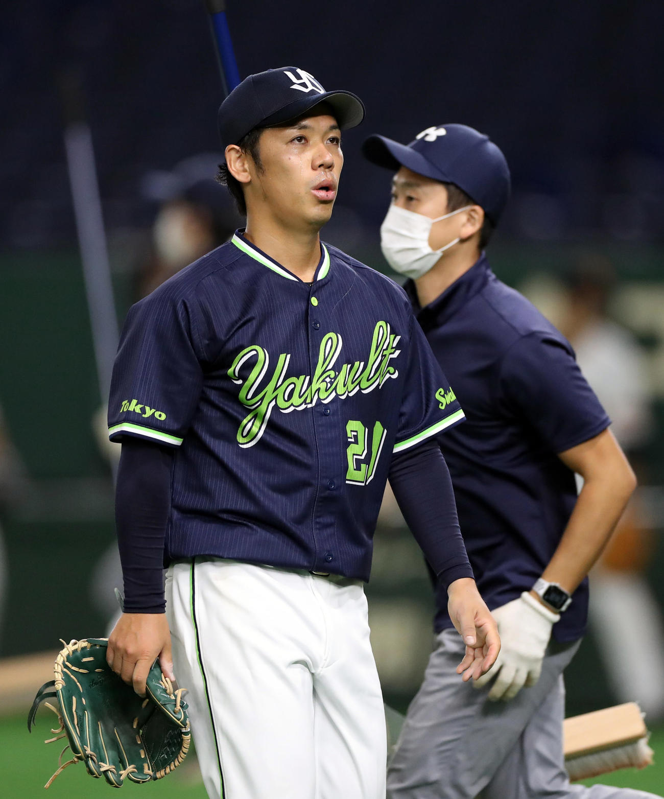 練習試合巨人対ヤクルト　3回裏を終え、ぼうぜんとする小川（撮影・狩俣裕三）