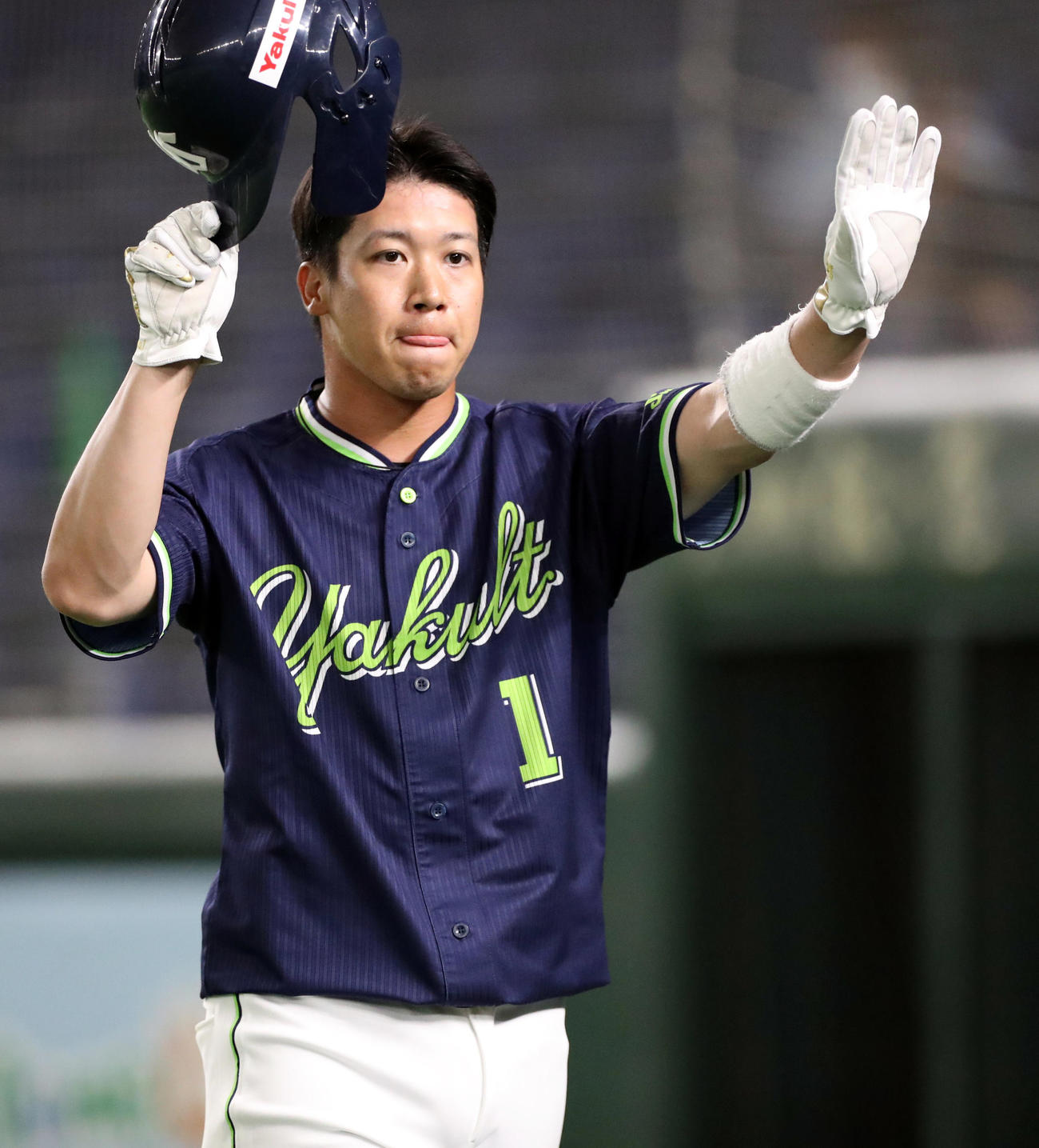 練習試合巨人対ヤクルト　5回表ヤクルト1死二、三塁、雄平の犠飛で生還し、エアタッチをする山田哲（撮影・狩俣裕三）