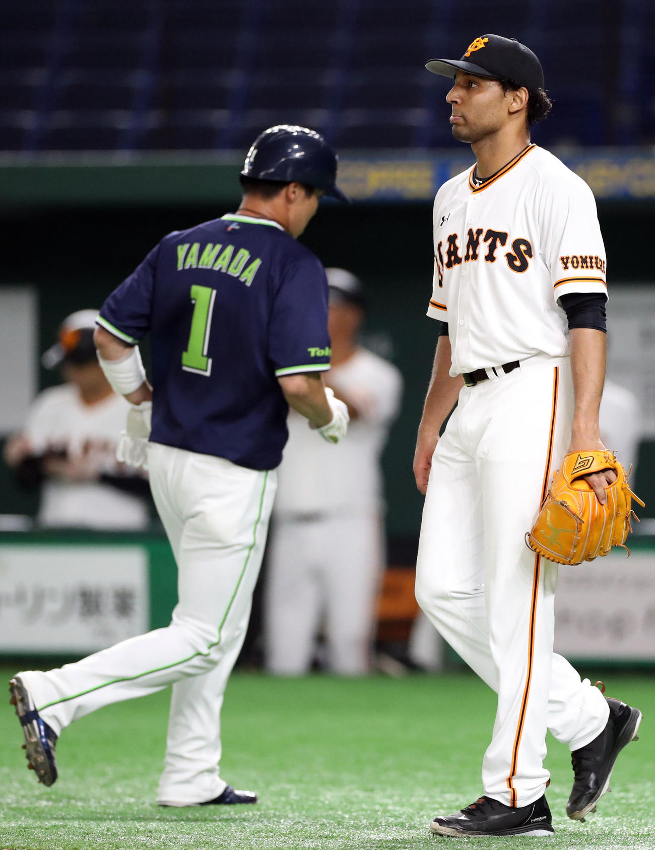 練習試合巨人対ヤクルト　5回表ヤクルト1死二、三塁、雄平に犠飛を打たれるサンチェス（右）。左は生還する山田哲（撮影・狩俣裕三）