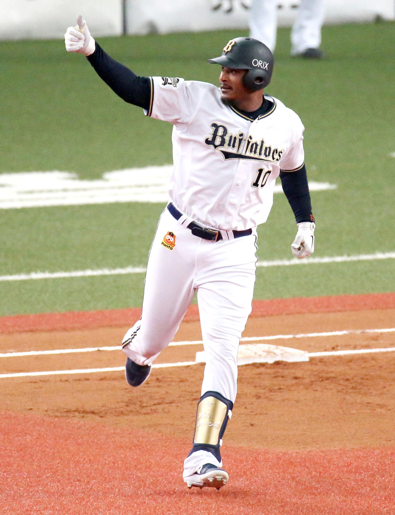 練習試合・オリックス対広島　6回裏オリックス1死、アダム・ジョーンズは右に二塁打を放ち二塁に向かう（撮影・上山淳一）