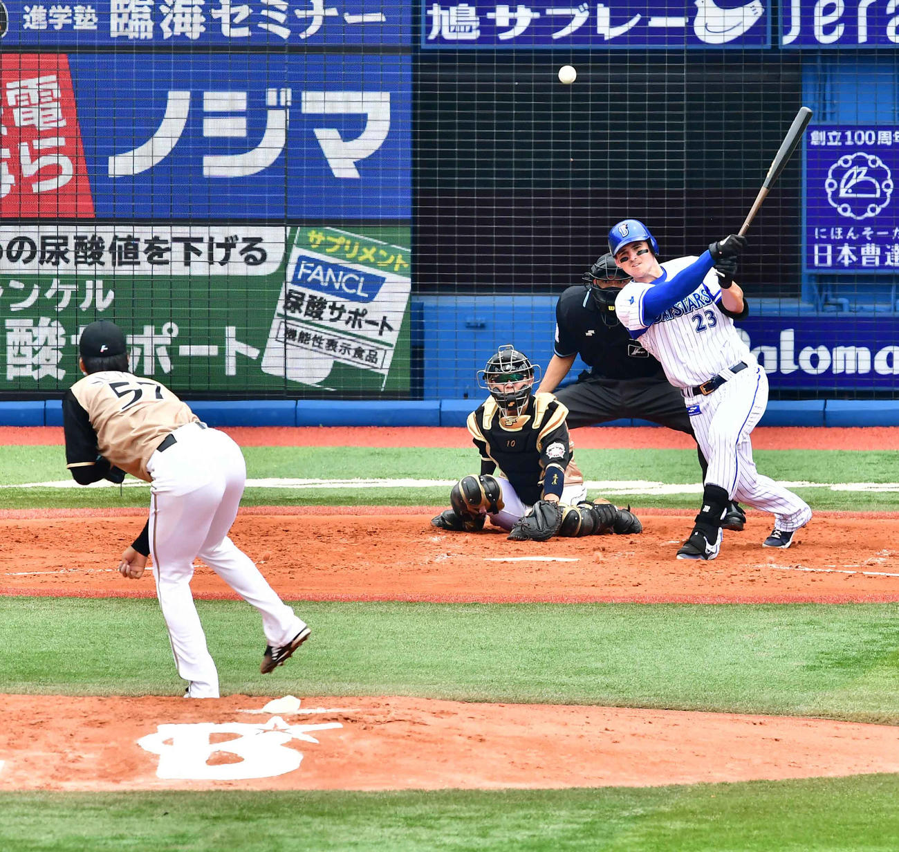 DeNA対日本ハム　3回表DeNA2死二塁、オースティンは中前に勝ち越し適時打を放つ。左は日本ハム先発の杉浦（撮影・小沢裕）