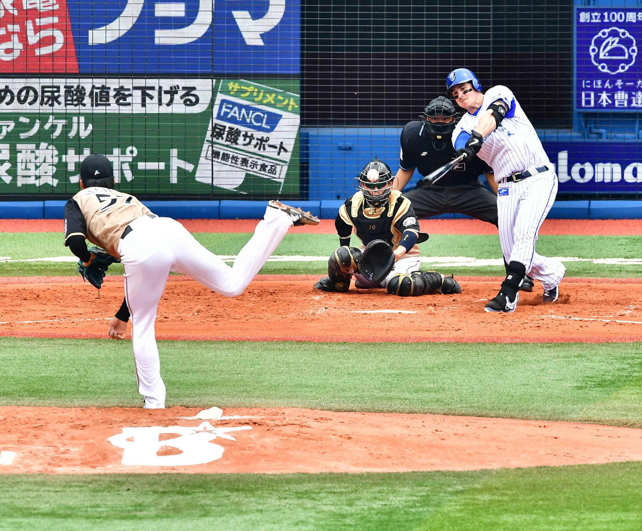 DeNA対日本ハム　3回表DeNA2死二塁、オースティンは中前に勝ち越し適時打を放つ。左は日本ハム先発の杉浦（撮影・小沢裕）