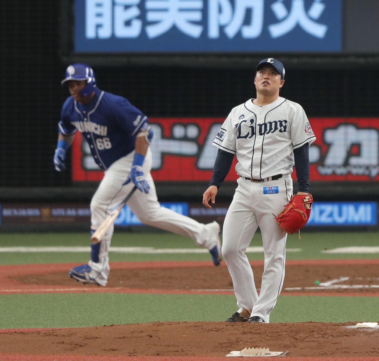 西武対中日　3回表中日1死、中日ビシエド（左）に右中間ソロ本塁打を許し、バックスクリーンの方を見上げる西武松本（撮影・河田真司）