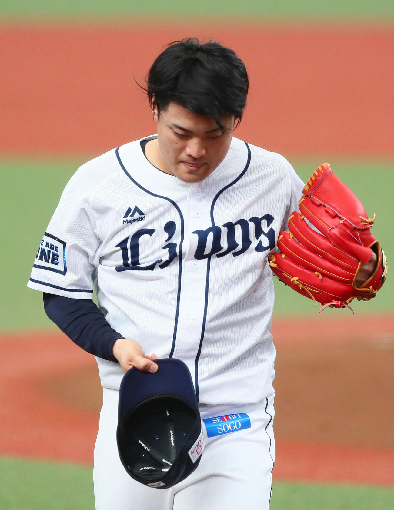 西武対中日　初回に先制点を許しがっくりとする西武松本（撮影・足立雅史）