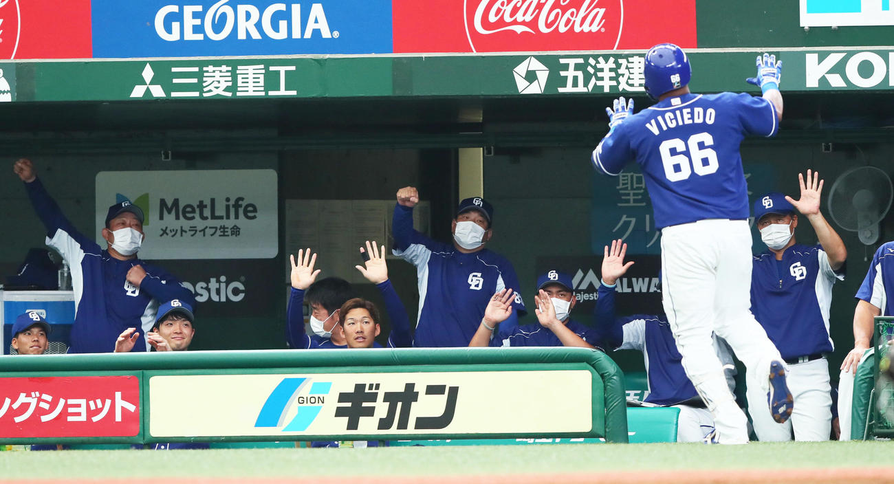 西武対中日　3回表中日1死、中越え本塁打を放ったビシエド（右から2人目）をエアタッチで迎える与田監督（右端）ら（撮影・足立雅史）