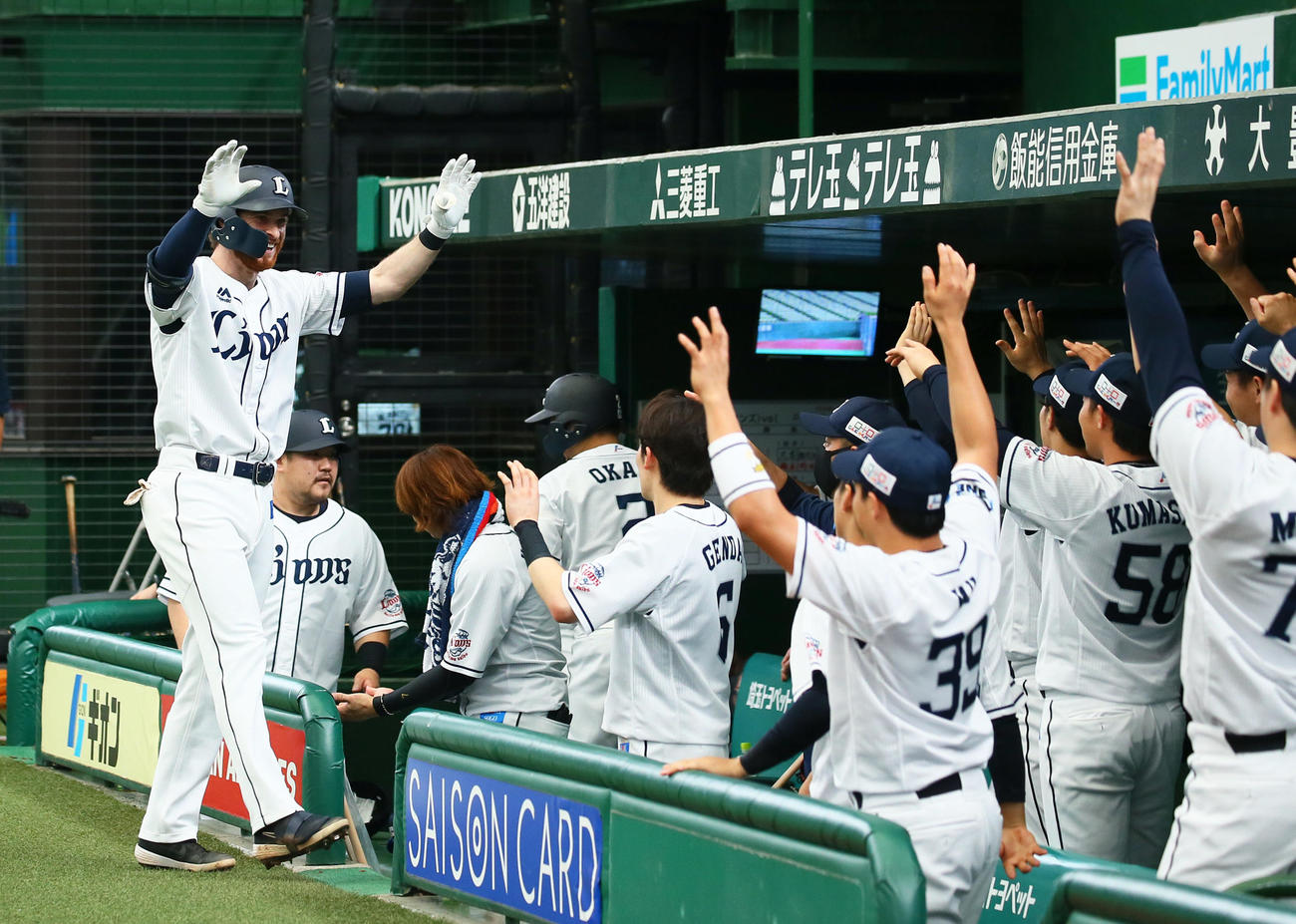 西武対中日　4回裏西武1死一、二塁、左越え3点本塁打を放ったスパンジェンバーグ（左端）はナインにエアタッチで迎えられる（撮影・足立雅史）