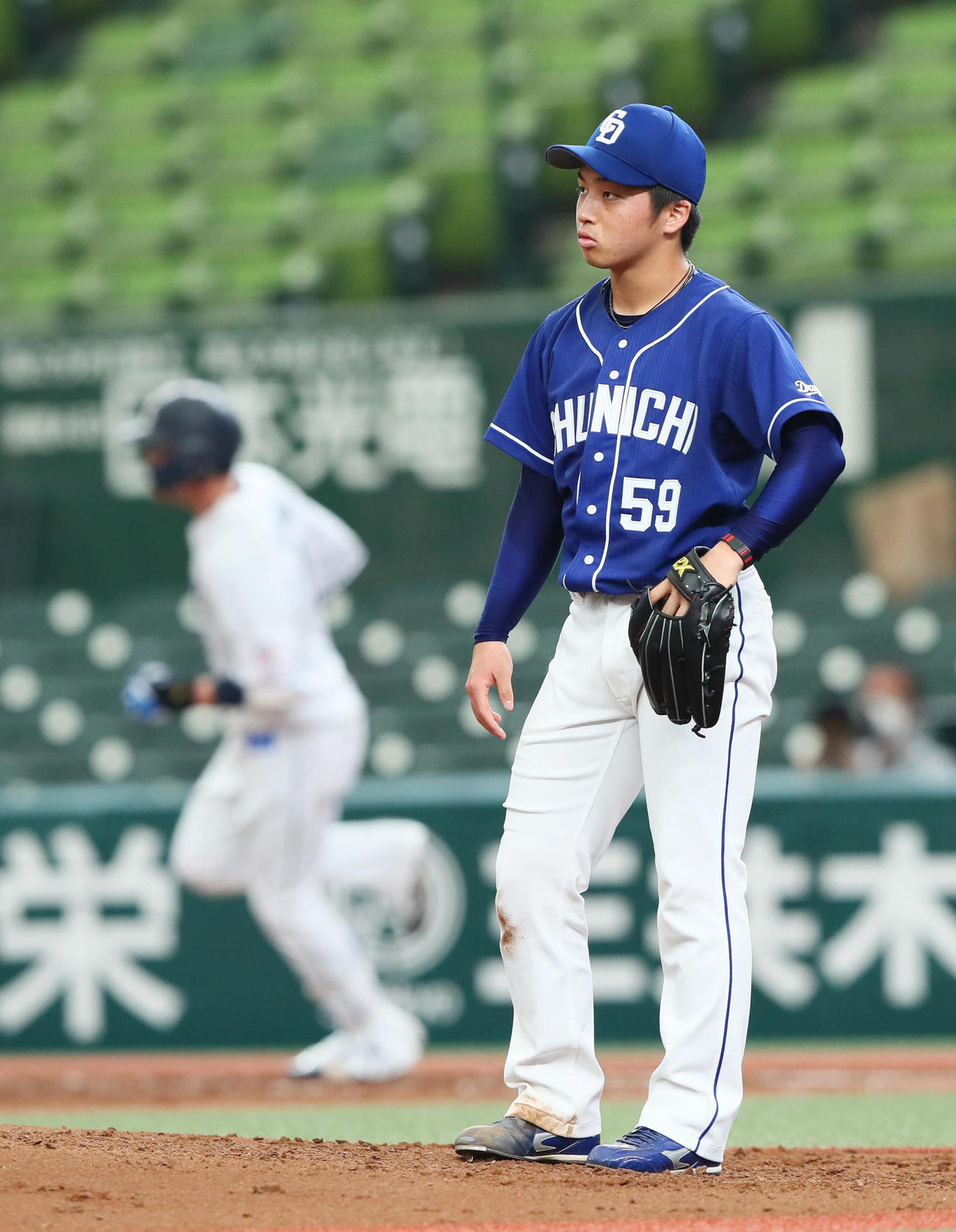 西武対中日　4回裏西武1死、木村（後方）に2者連続となる左越え本塁打を浴びた山本（撮影・足立雅史）