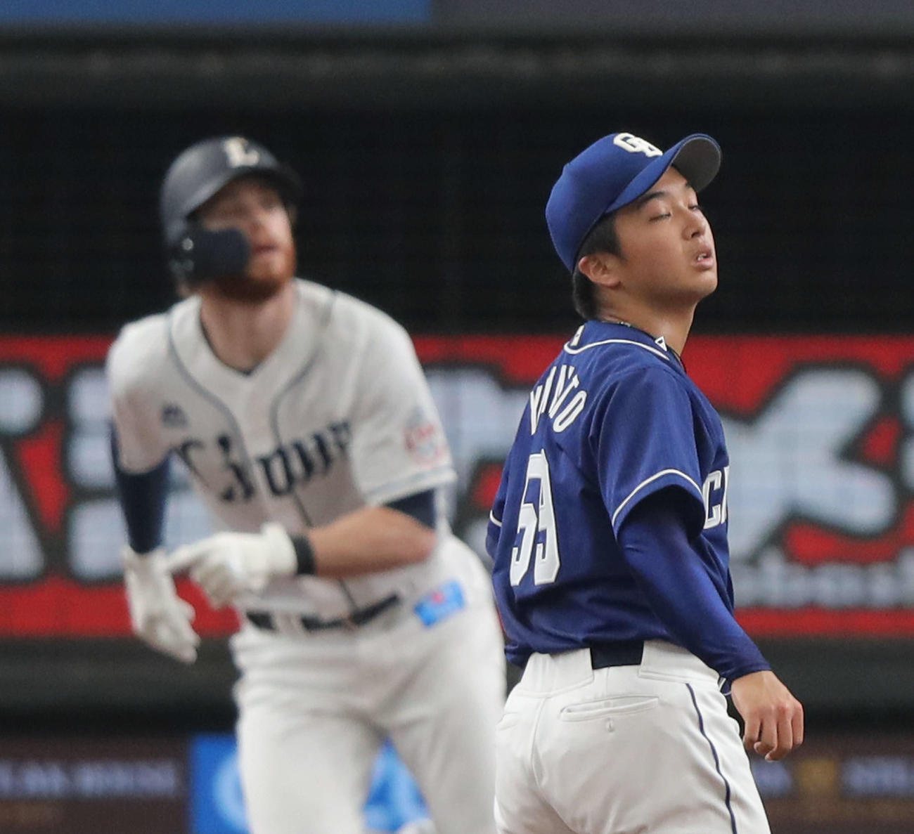 西武対中日　4回裏西武1死一、二塁、西武スパンジェンバーグ（左）に左越え3点本塁打を放つを許す中日山本（撮影・河田真司）