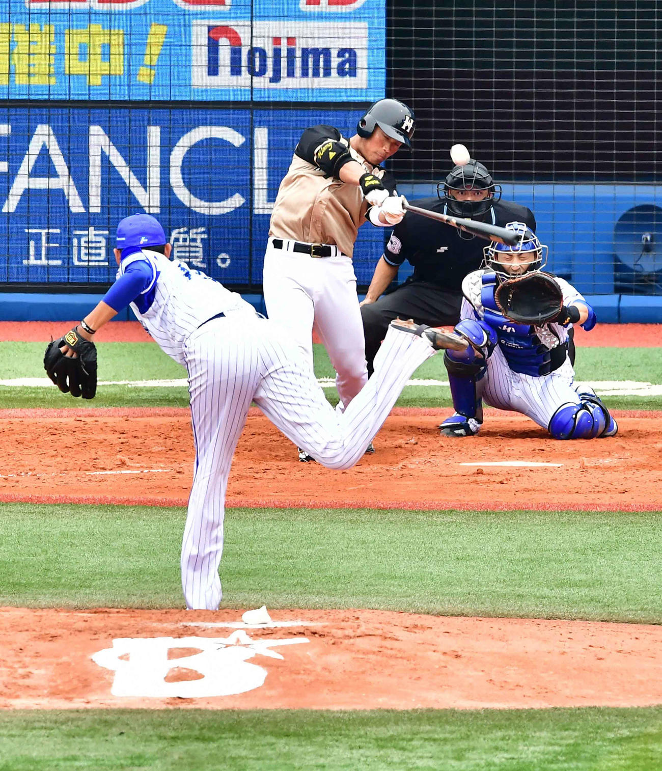 4回裏日本ハム無死、王柏融はDeNA2番手の井納（左）から右越えにソロ本塁打を放つ（撮影・小沢裕）