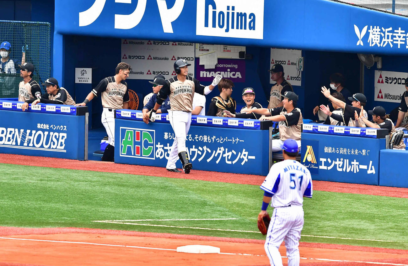 4回裏日本ハム無死、王柏融（中央）は右越えにソロ本塁打を放ちベンチのナインの祝福を受ける（撮影・小沢裕）