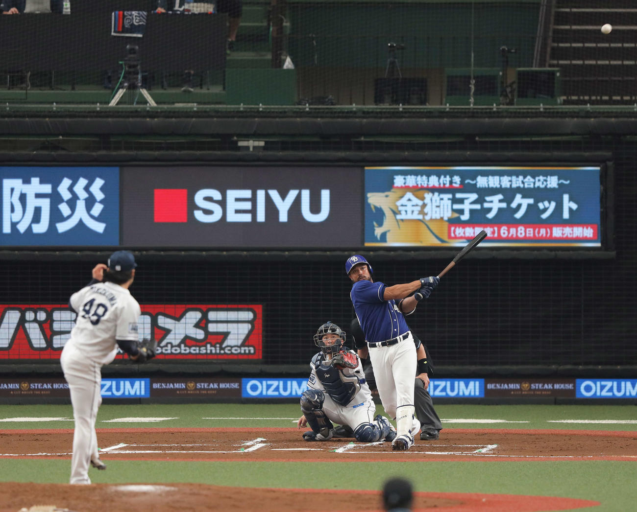 西武対中日　6回表中日1死、左越えソロ本塁打を放つ中日シエラ。投手は西武武隈（撮影・河田真司）
