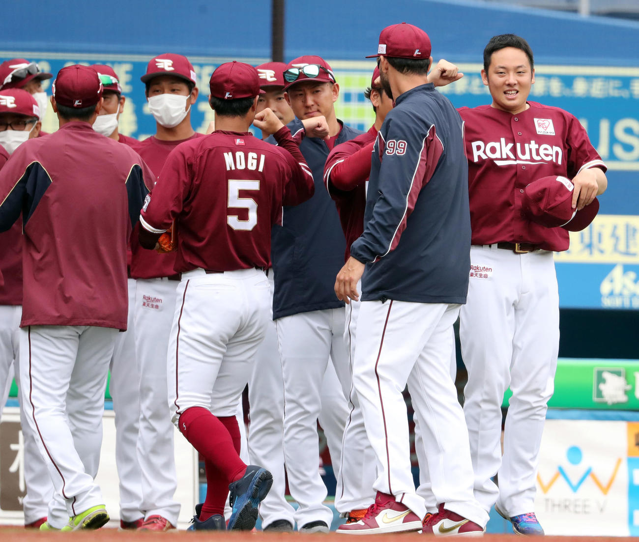 ロッテ対楽天　試合に勝利しナインを嬉しそうに出迎える楽天先発の松井（右）（撮影・垰建太）