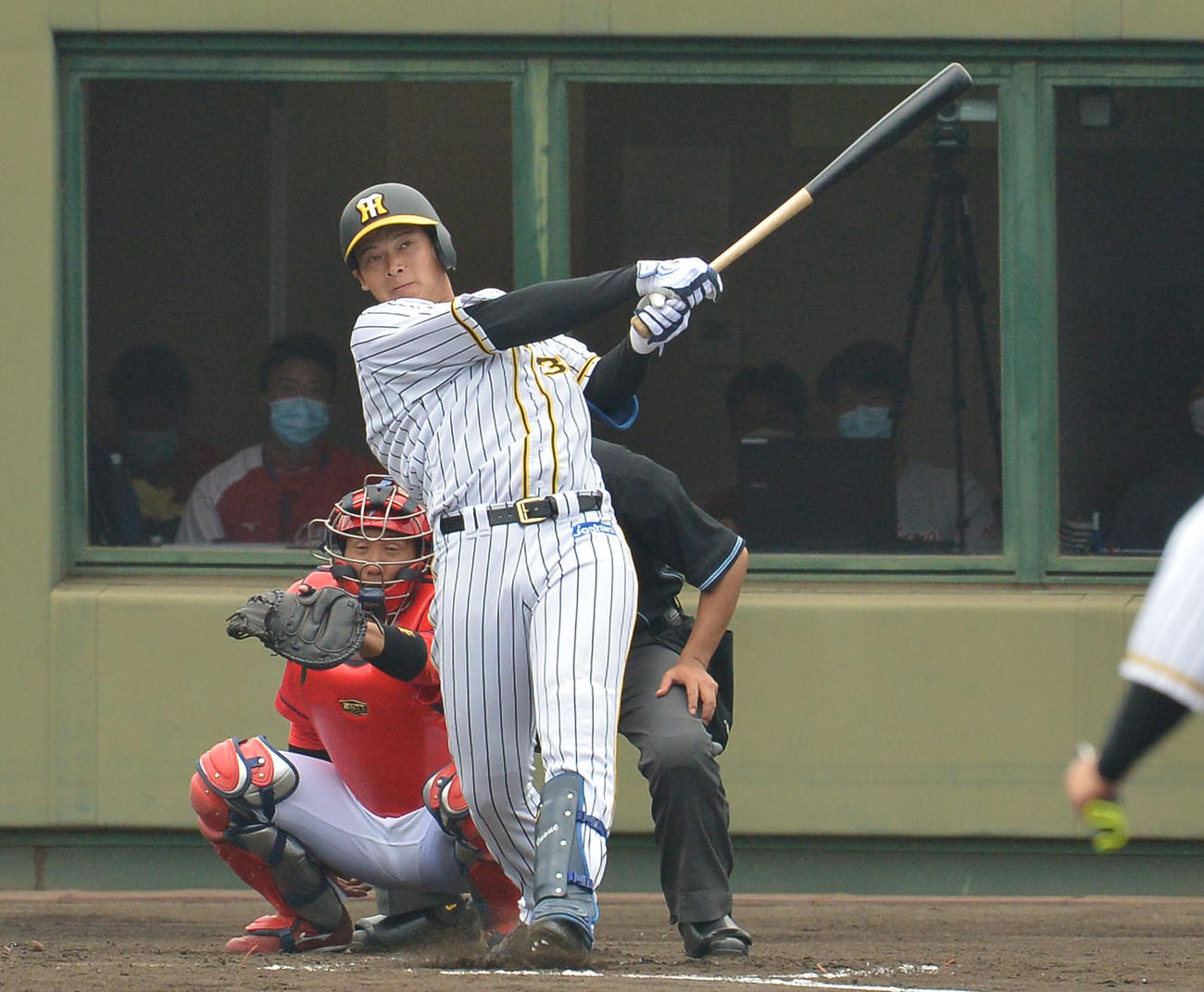 2軍練習試合・阪神対広島　3回裏、中越えに適時二塁打を放つ井上（代表撮影）