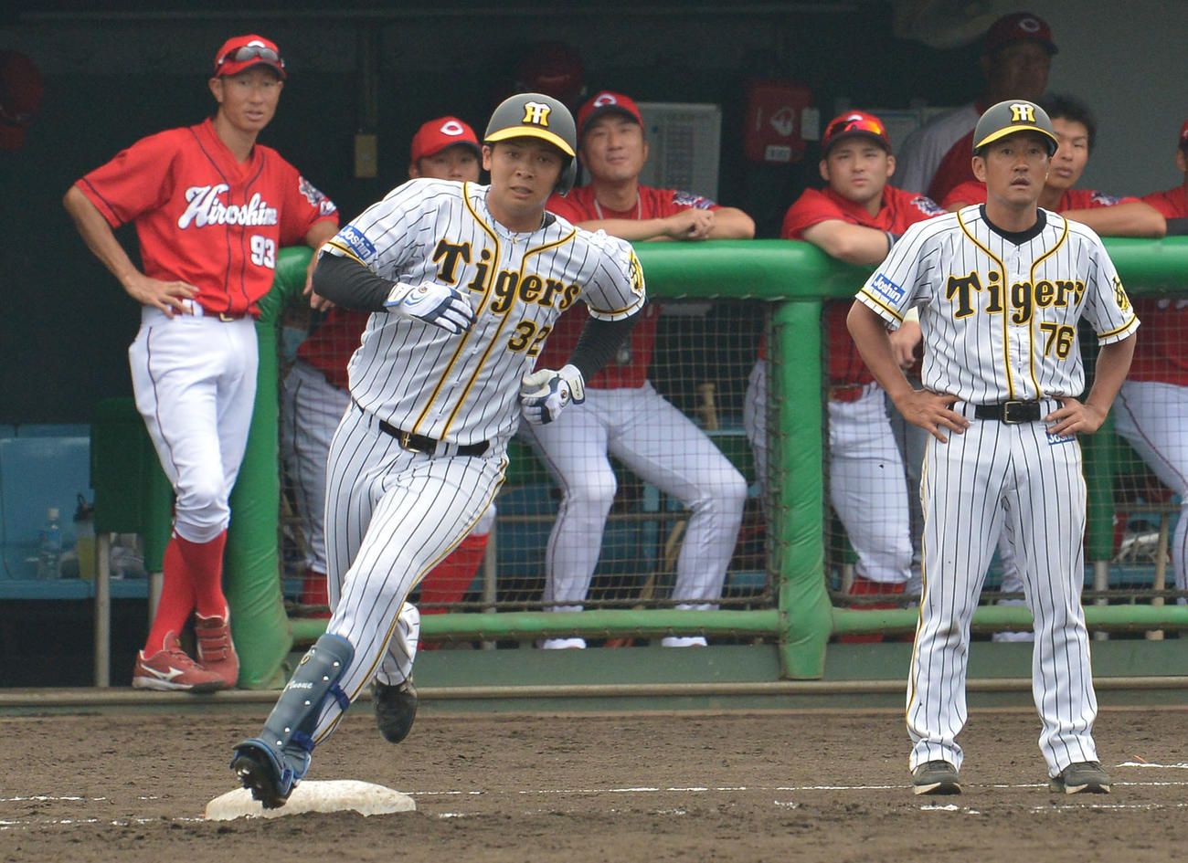 2軍練習試合・阪神対広島　3回裏、中越えに適時二塁打を放ち一塁を回る井上（代表撮影）